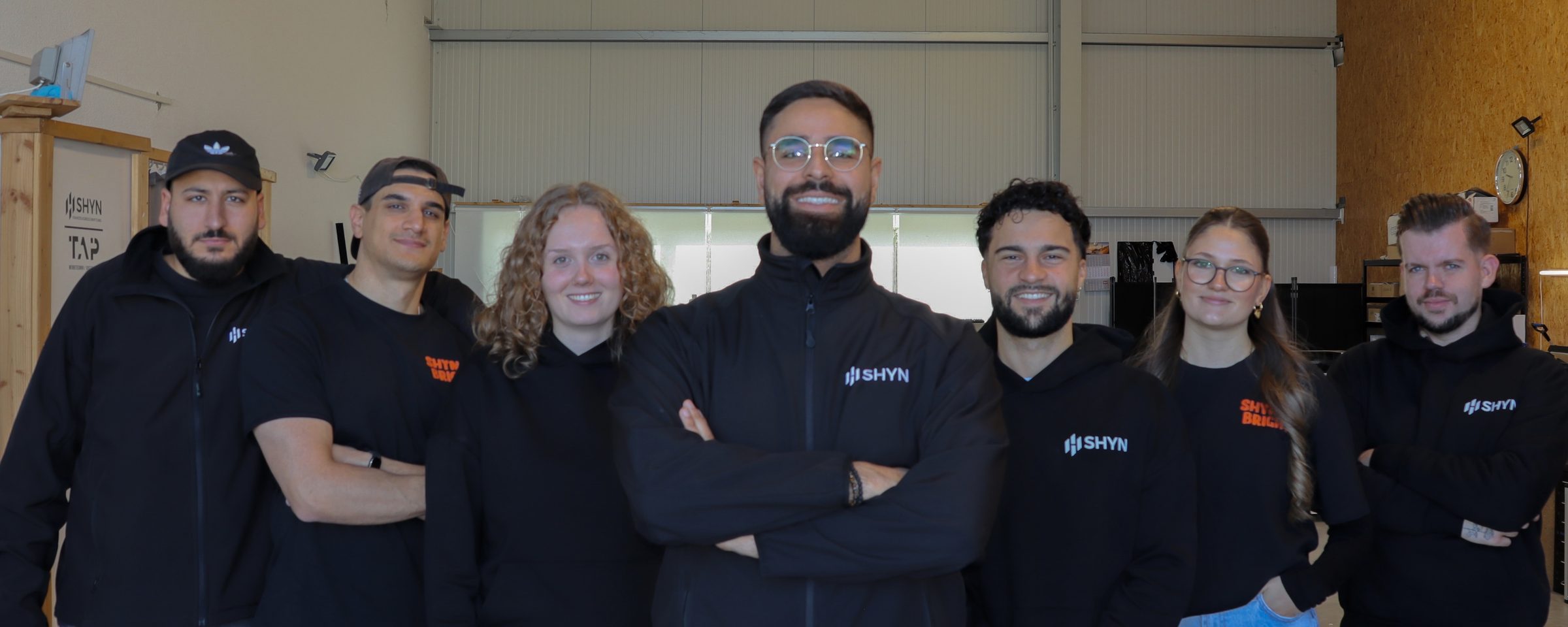 Das SHYN Fahrzeugbeschriftung Team in der Werkstatthalle